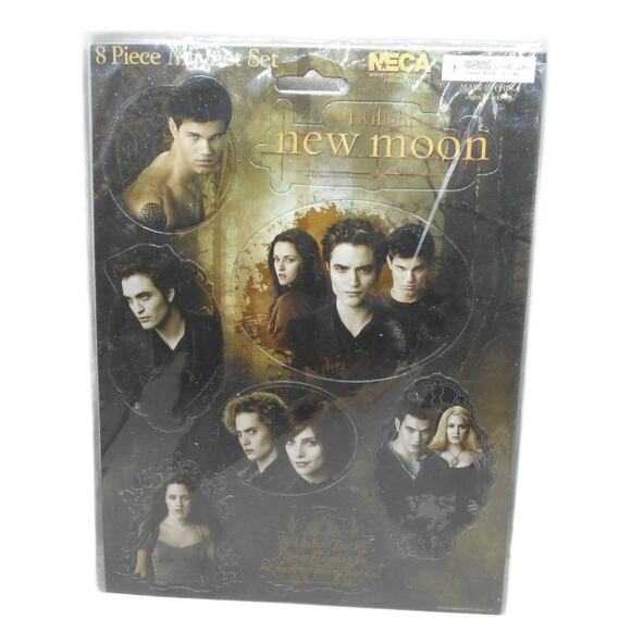 Twilight New Moon 8 Piece Magnet Set Jacob vs Edward Cullen Family New NECA - Picture 1 of 6